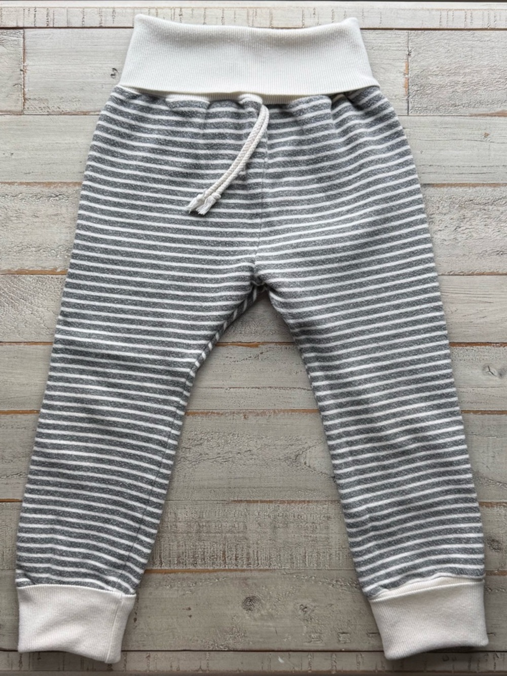 Childhoods clothing Heather gray & natural striped skinny sweatpants size 5T GUC